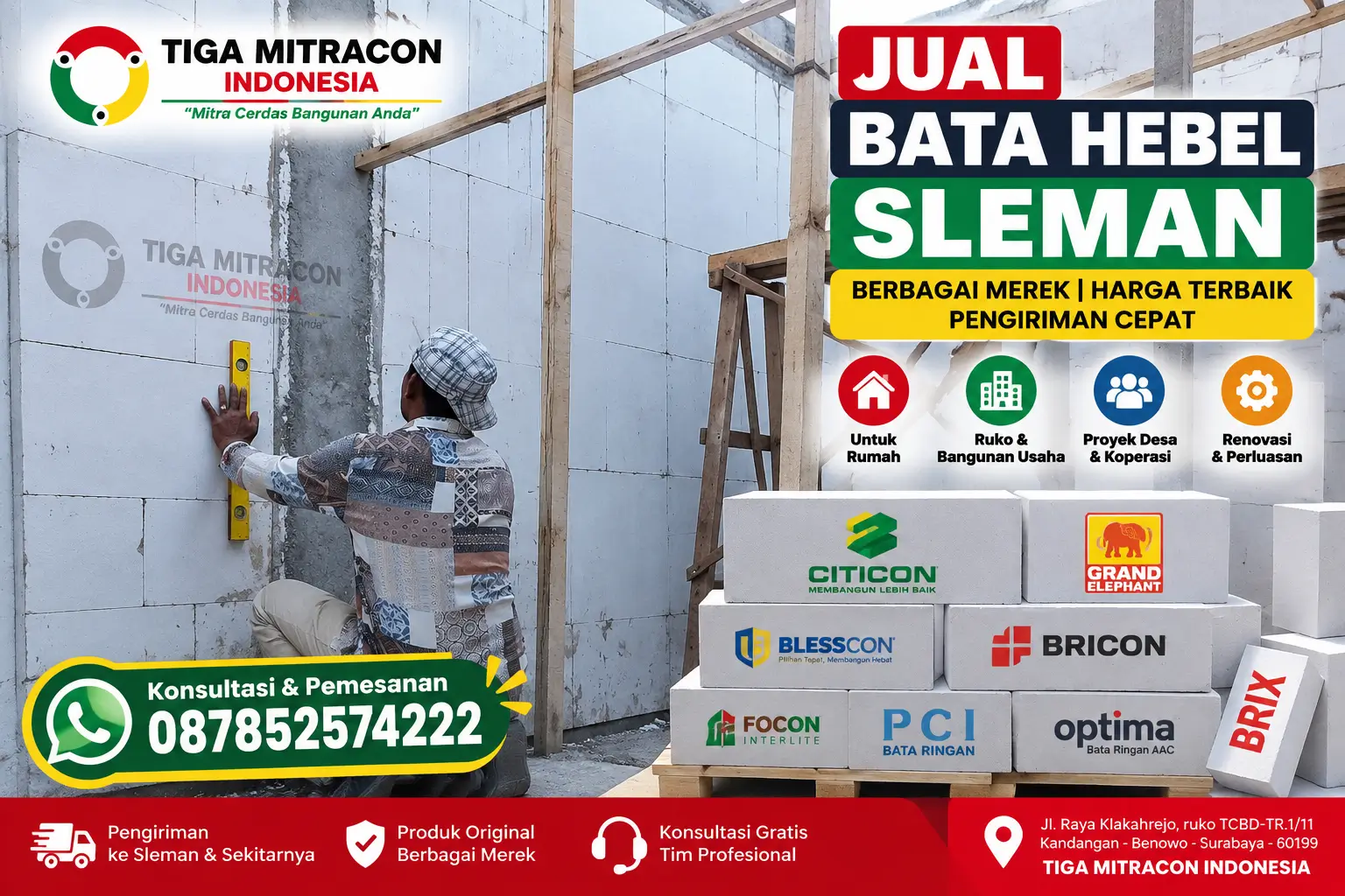 Pekerja sedang mengukur pemasangan bata hebel pada proyek pembangunan rumah dengan ilustrasi promosi jual bata hebel Sleman dari Tiga Mitracon Indonesia.
