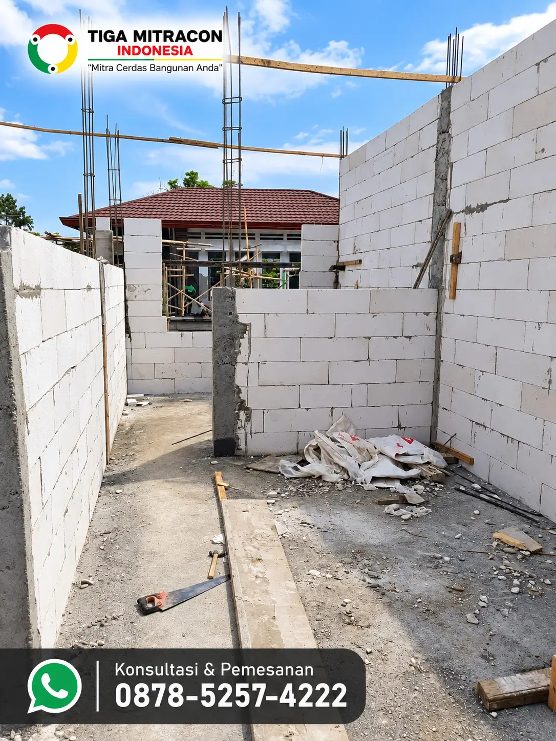 Pemasangan bata hebel pada proyek pembangunan rumah dengan dinding bata ringan AAC dan struktur kolom beton.