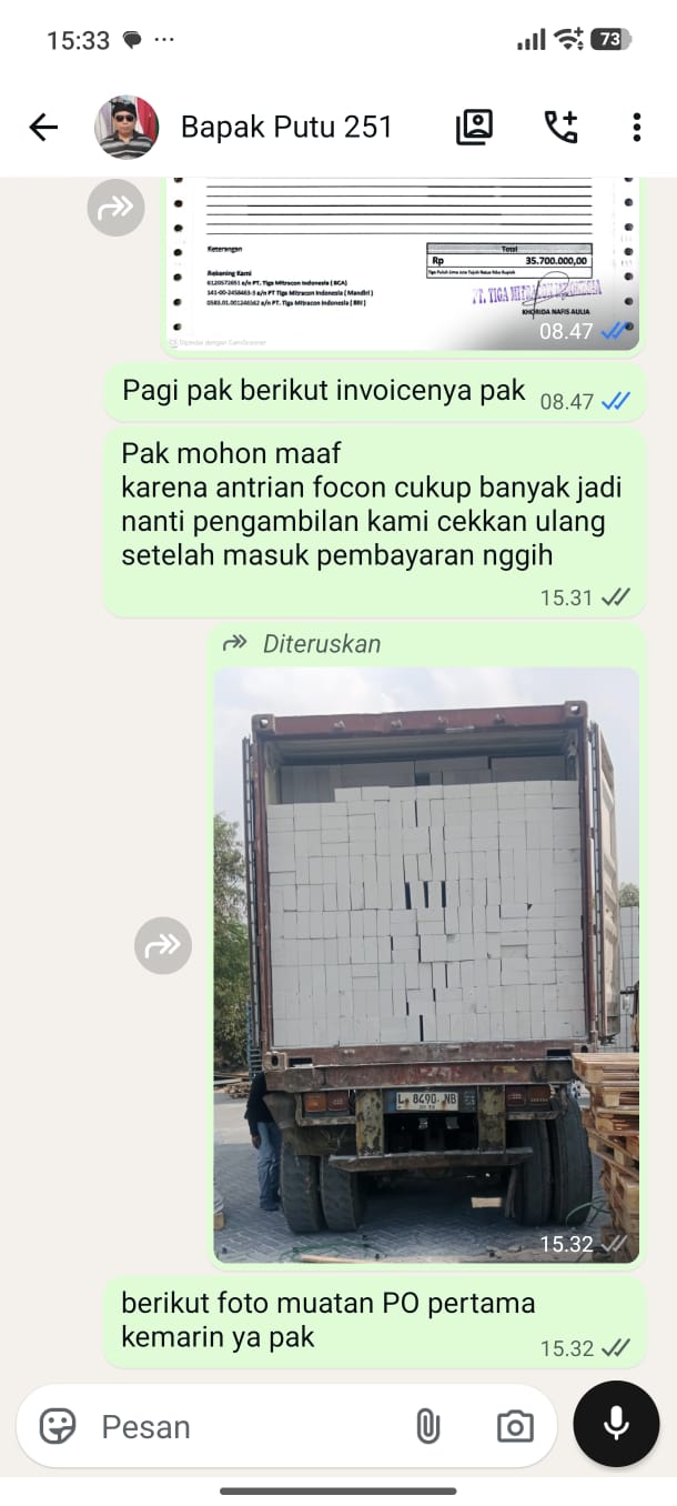 Testimoni pembelian 30 kubik bata ringan Focon oleh Bapak Putu untuk pengiriman ke Sumba, NTT, dengan dokumentasi muatan truk dan branding Tiga Mitracon Indonesia.