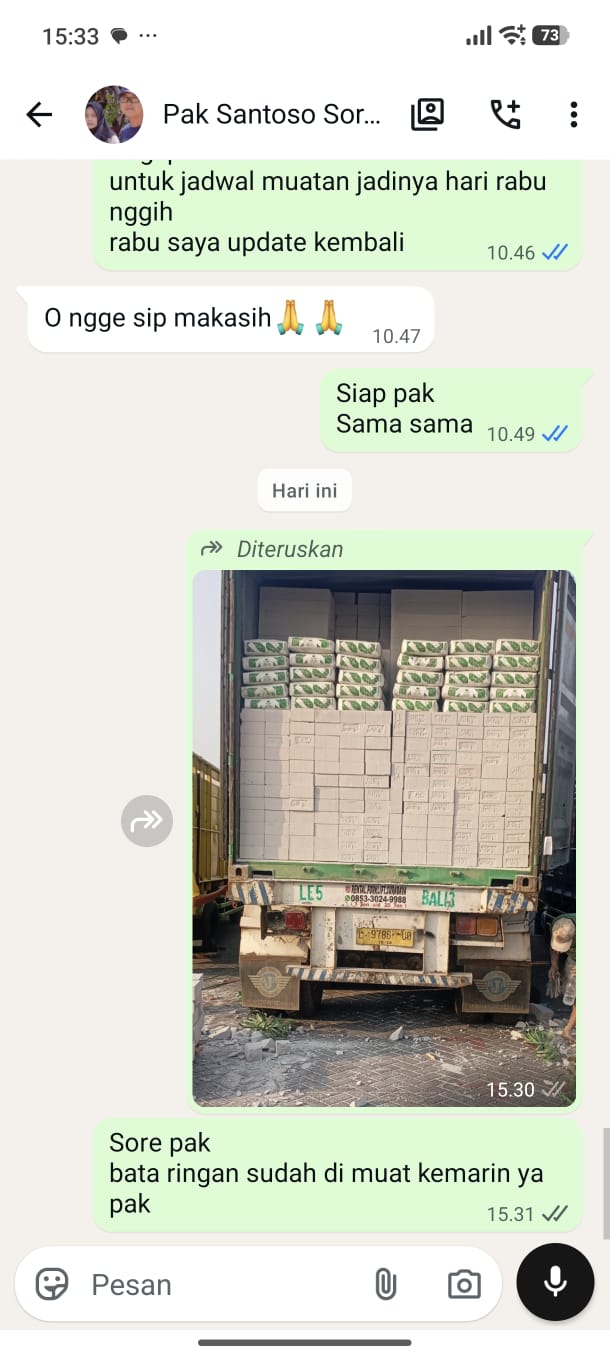 Testimoni pembelian 30 kubik bata ringan Citicon oleh Bapak Santoso untuk pengiriman ke Papua, menampilkan dokumentasi muatan truk, percakapan WhatsApp, logo Tiga Mitracon Indonesia, dan informasi pemesanan.